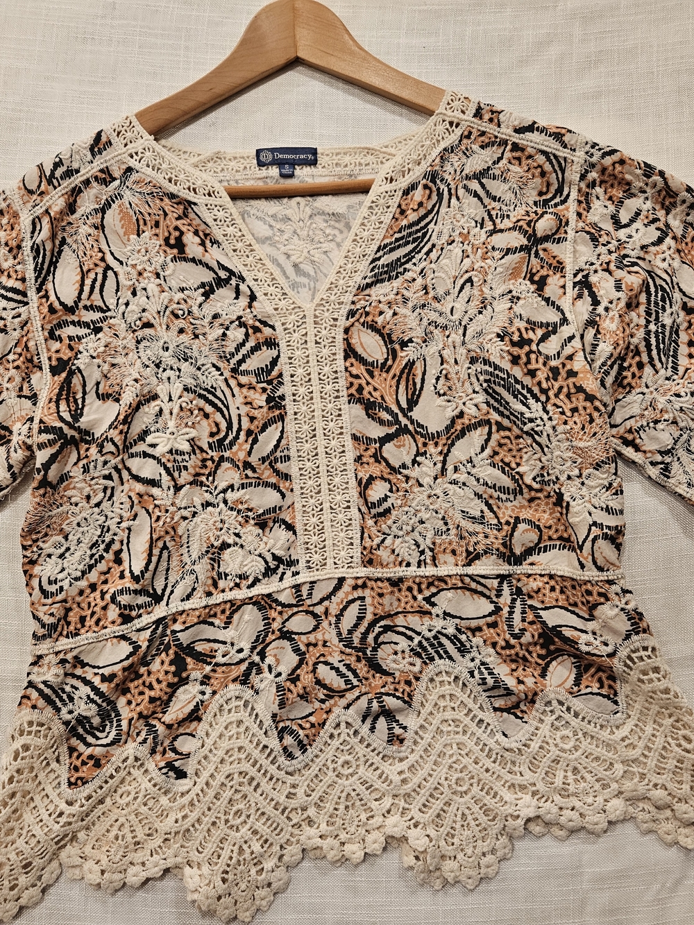 Democracy Women's Ivory Crochet Trim Printed V-Neck Top